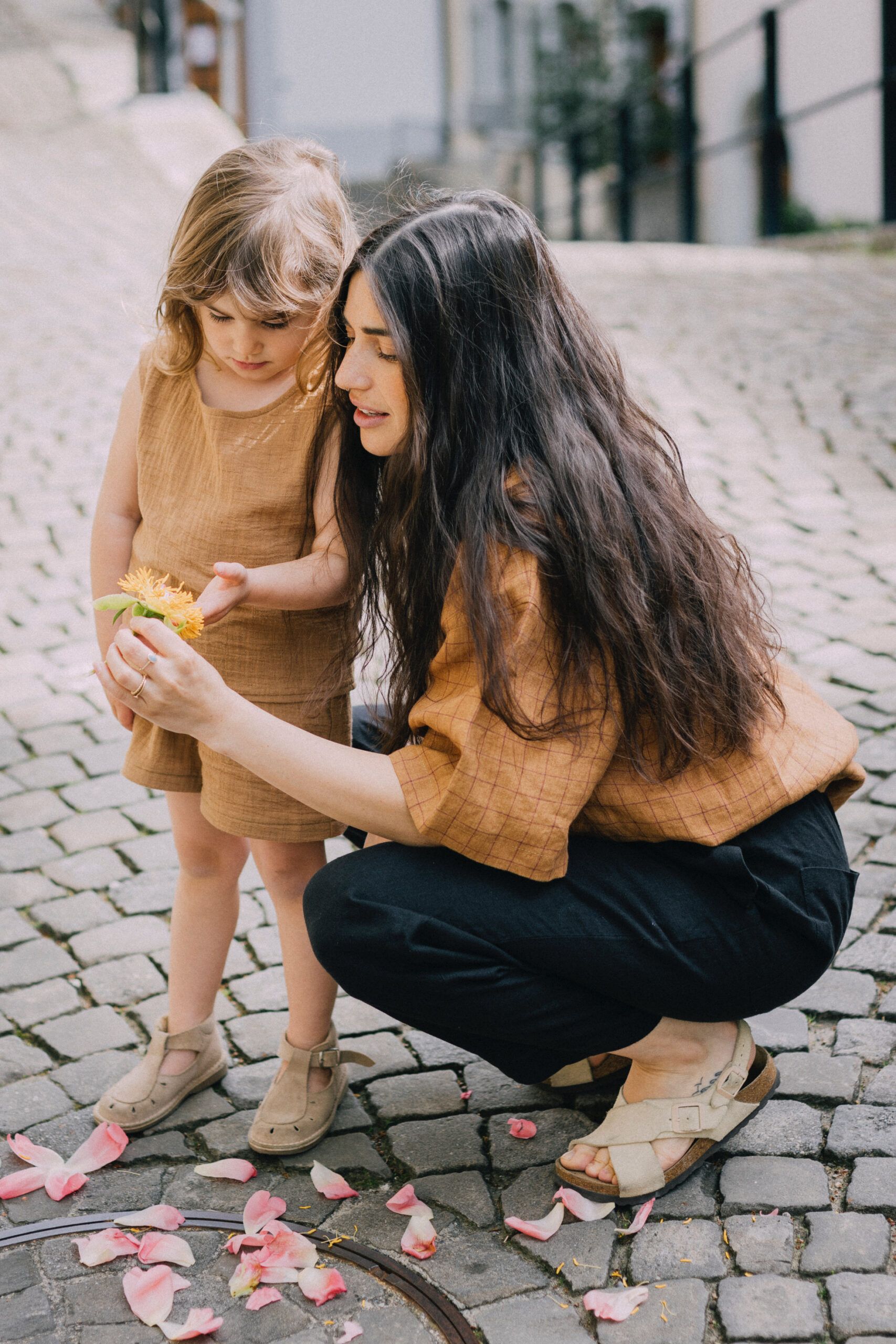 Mutter und Kind in Kleidern des Labels SOMI